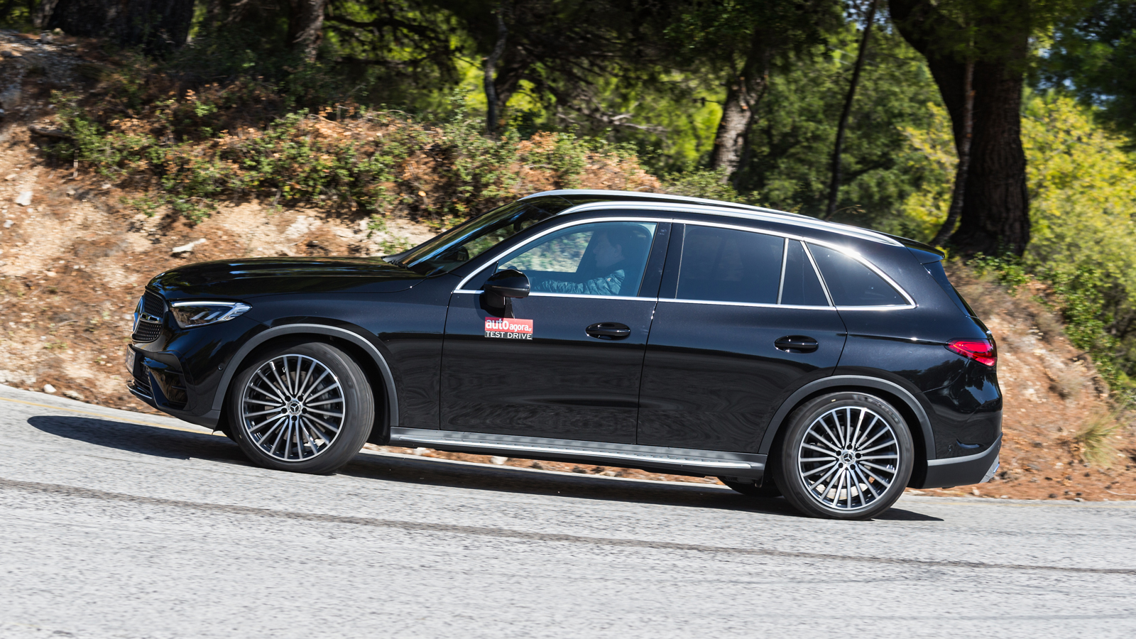 Οι καλορυθμισμένες αναρτήσεις κάνουν τις καμπές ευθεία, με το μοντέλο να ξεδιπλώνει τους αρετές του σε πιο ανοιχτούς δρόμους 